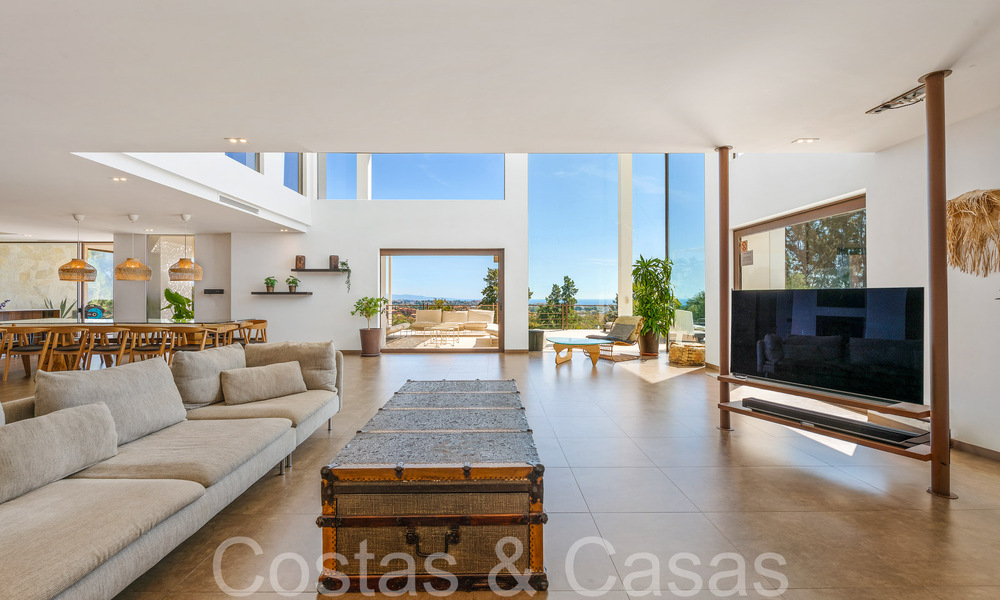 Lista para entrar a vivir, villa de diseño de alta gama en venta, primera línea de golf con vistas al mar en Benahavis - Marbella 68425