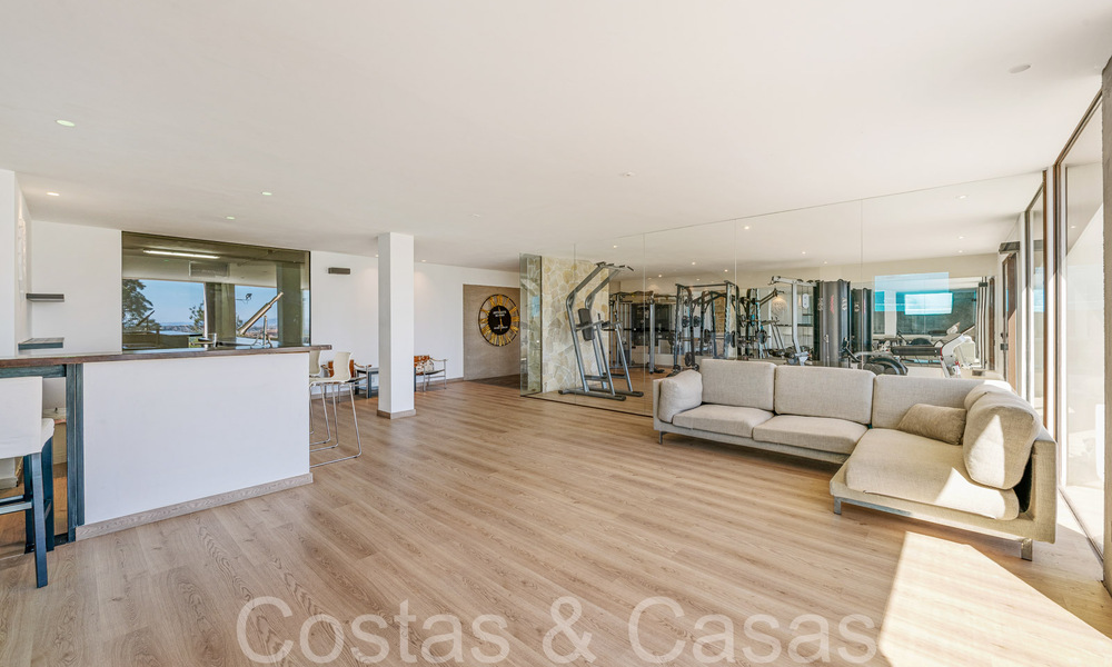 Lista para entrar a vivir, villa de diseño de alta gama en venta, primera línea de golf con vistas al mar en Benahavis - Marbella 68439