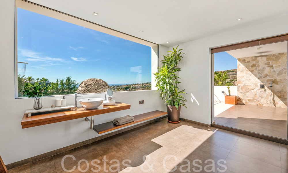 Lista para entrar a vivir, villa de diseño de alta gama en venta, primera línea de golf con vistas al mar en Benahavis - Marbella 68442