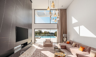 Amplia villa de lujo modernista en venta con vistas al campo de golf en Benahavis - Marbella 68131 