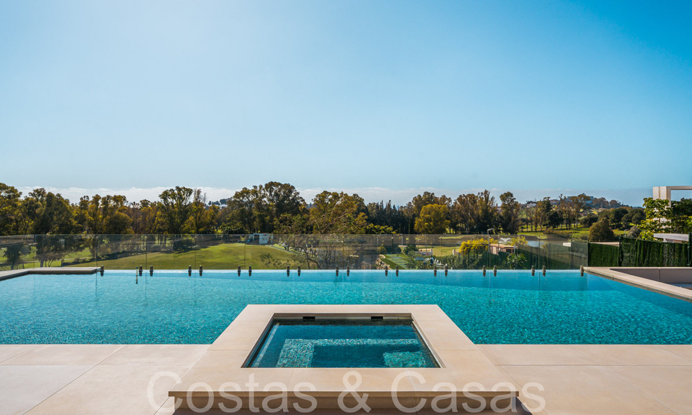 Amplia villa de lujo modernista en venta con vistas al campo de golf en Benahavis - Marbella 68135