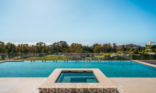 Amplia villa de lujo modernista en venta con vistas al campo de golf en Benahavis - Marbella 68135 