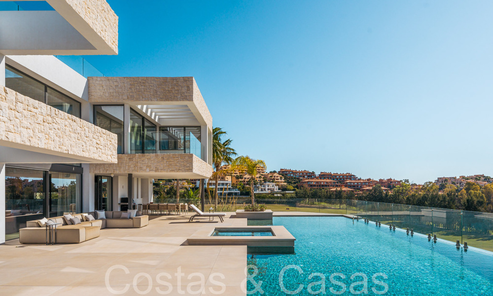 Amplia villa de lujo modernista en venta con vistas al campo de golf en Benahavis - Marbella 68136
