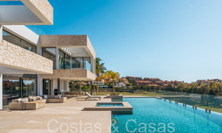 Amplia villa de lujo modernista en venta con vistas al campo de golf en Benahavis - Marbella 68136 