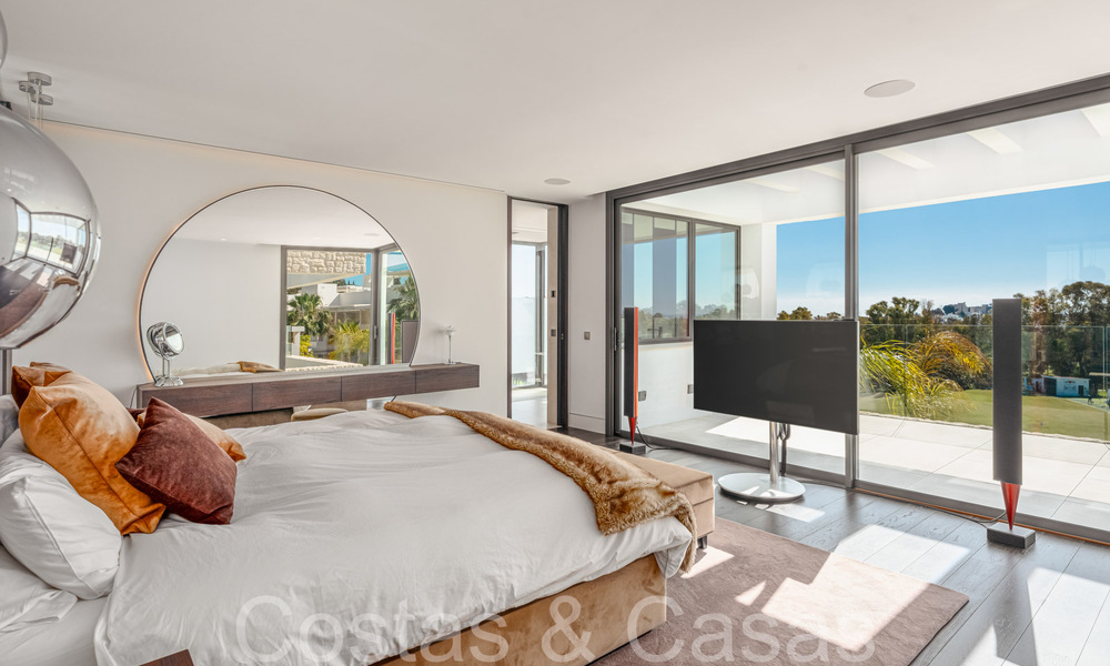 Amplia villa de lujo modernista en venta con vistas al campo de golf en Benahavis - Marbella 68138