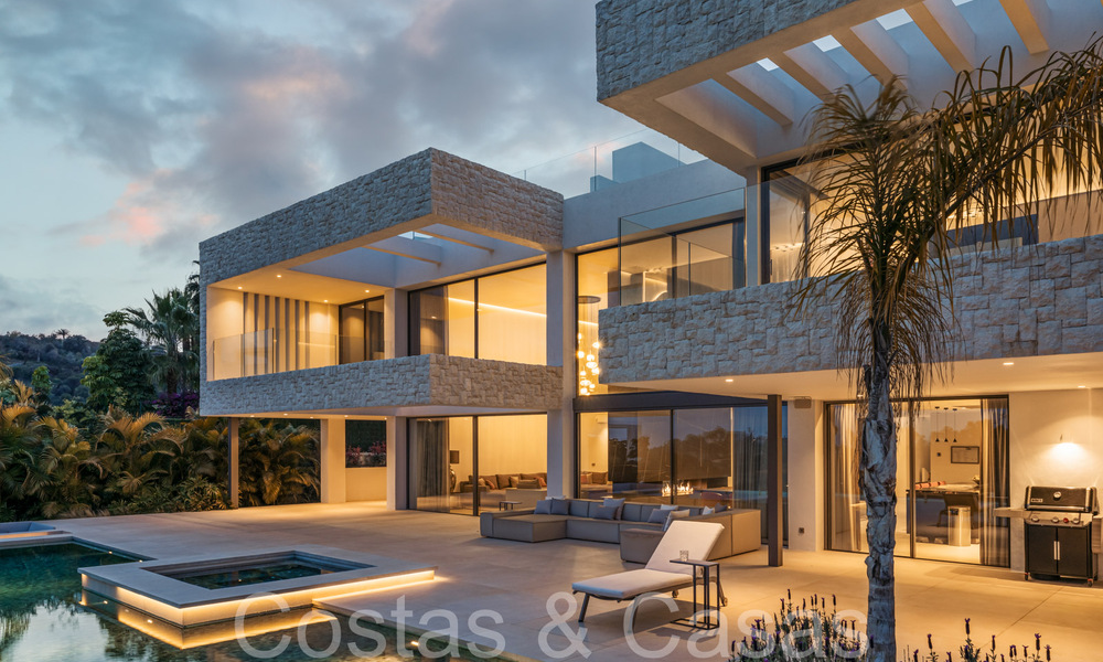 Amplia villa de lujo modernista en venta con vistas al campo de golf en Benahavis - Marbella 68140