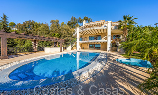 Imponente villa de estilo único en venta con vistas panorámicas al mar ubicada en las colinas de Marbella Este 68189 