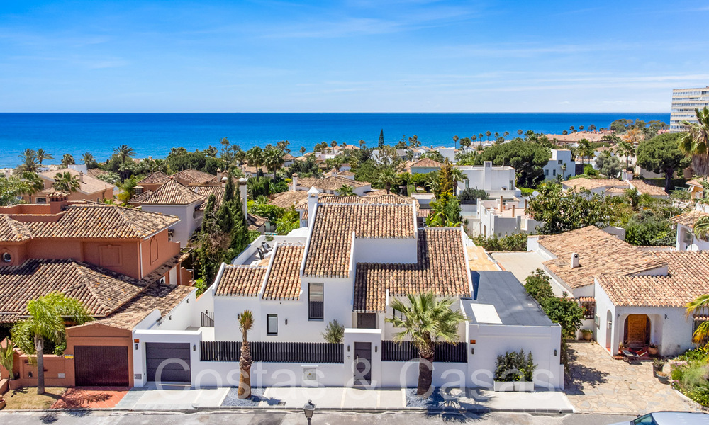 Lista para entrar a vivir, elegante villa de lujo mediterránea en venta, cerca de la playa al este del centro de Marbella 68601