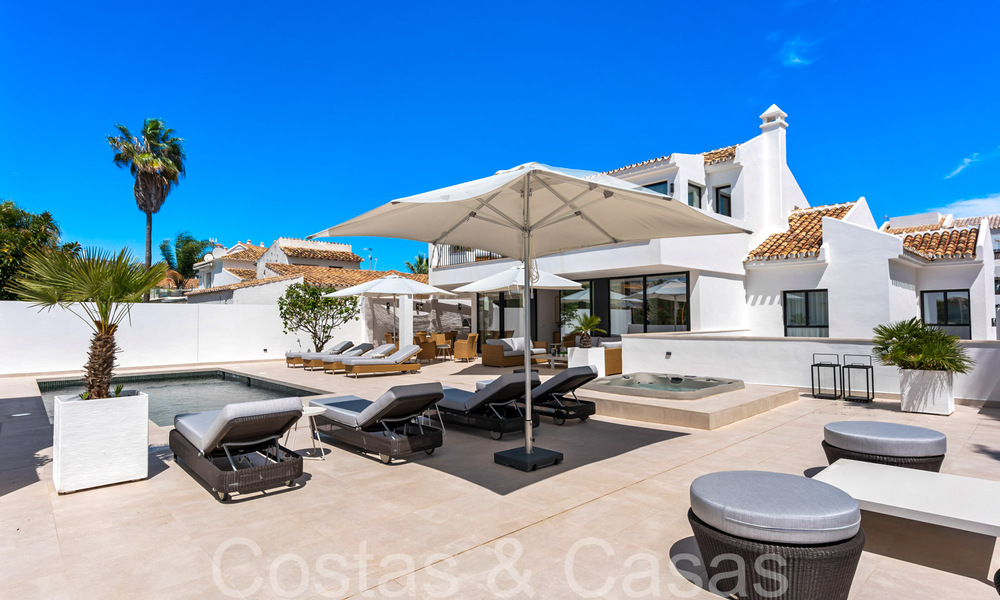 Lista para entrar a vivir, elegante villa de lujo mediterránea en venta, cerca de la playa al este del centro de Marbella 68647