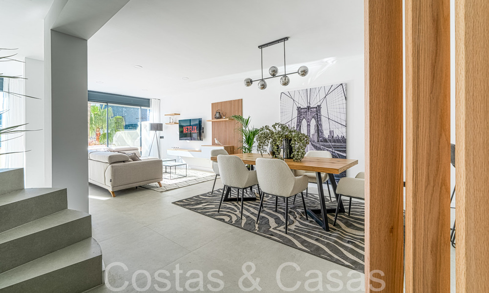 Elegante casa adosada reformada en venta cerca Aloha College en el valle de Nueva Andalucía, Marbella 68709