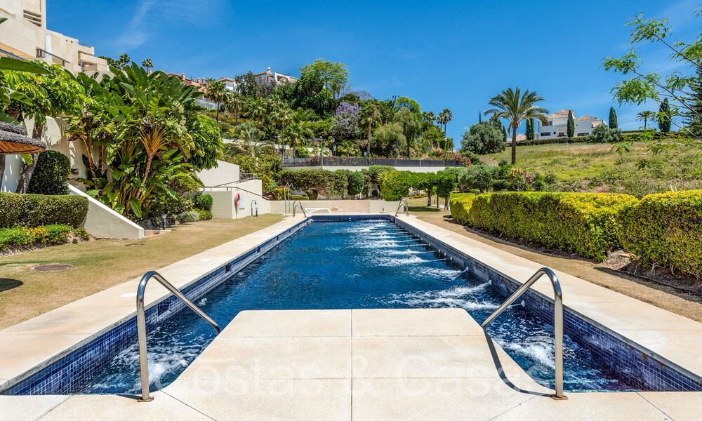 Lujoso ático dúplex en venta con piscina privada y vistas al mar en Nueva Andalucía, Marbella 68967