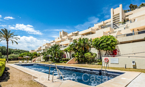 Lujoso ático dúplex en venta con piscina privada y vistas al mar en Nueva Andalucía, Marbella 68969