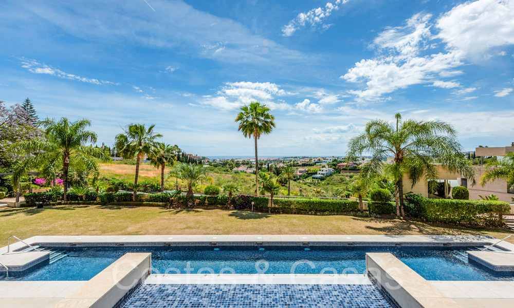 Lujoso ático dúplex en venta con piscina privada y vistas al mar en Nueva Andalucía, Marbella 68973