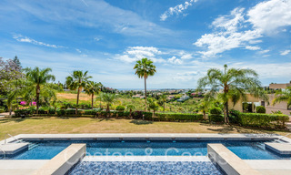 Lujoso ático dúplex en venta con piscina privada y vistas al mar en Nueva Andalucía, Marbella 68973 