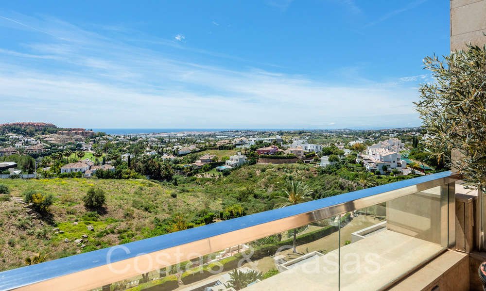 Lujoso ático dúplex en venta con piscina privada y vistas al mar en Nueva Andalucía, Marbella 68975