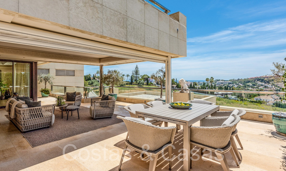 Lujoso ático dúplex en venta con piscina privada y vistas al mar en Nueva Andalucía, Marbella 68976