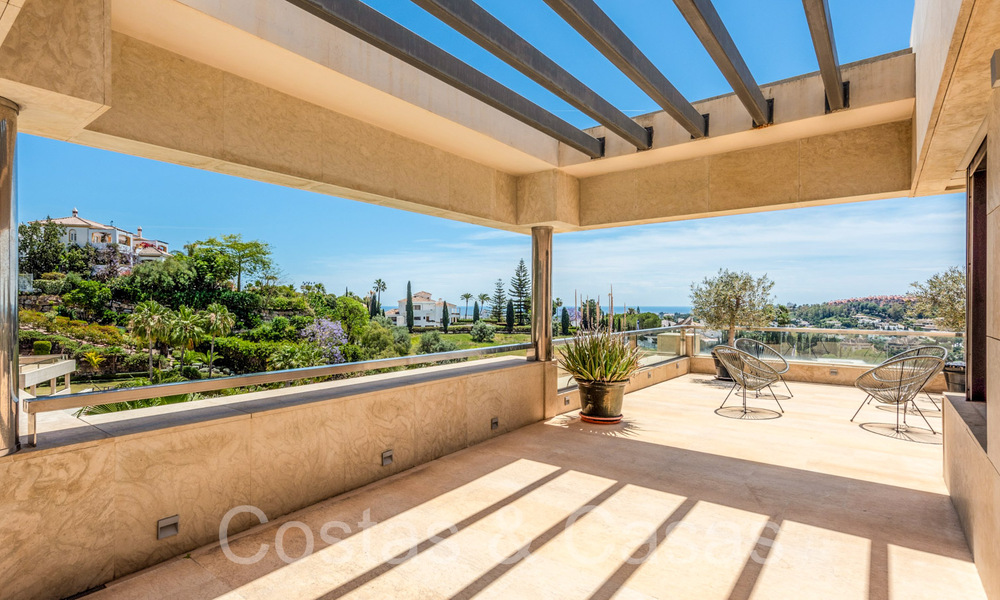 Lujoso ático dúplex en venta con piscina privada y vistas al mar en Nueva Andalucía, Marbella 68977