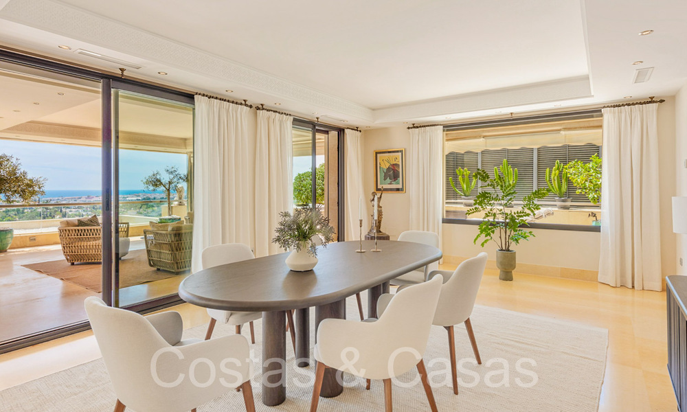 Lujoso ático dúplex en venta con piscina privada y vistas al mar en Nueva Andalucía, Marbella 68979