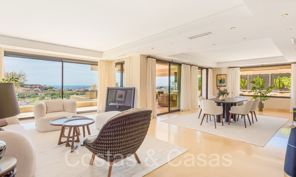 Lujoso ático dúplex en venta con piscina privada y vistas al mar en Nueva Andalucía, Marbella 68992