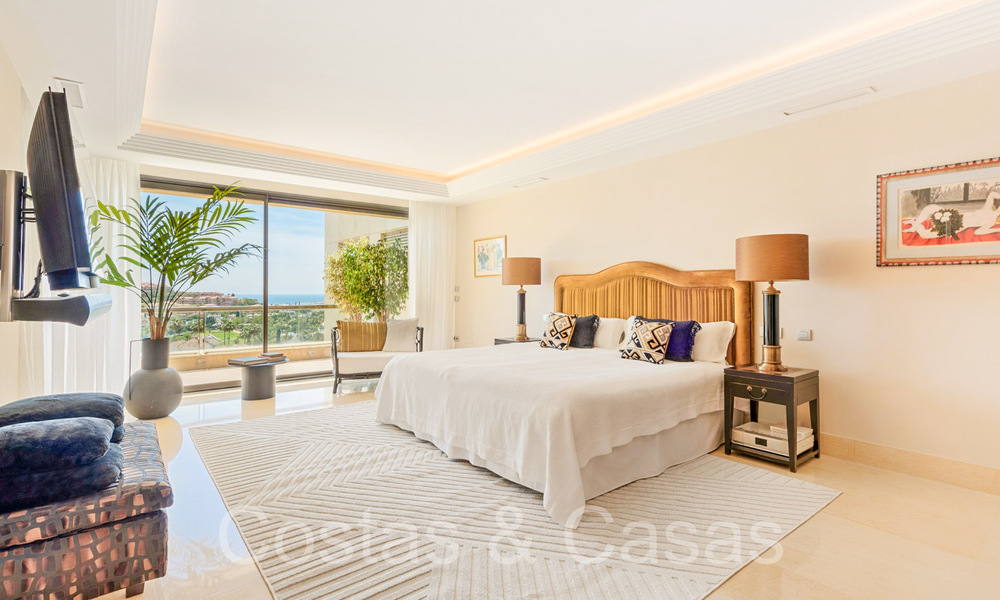 Lujoso ático dúplex en venta con piscina privada y vistas al mar en Nueva Andalucía, Marbella 68994