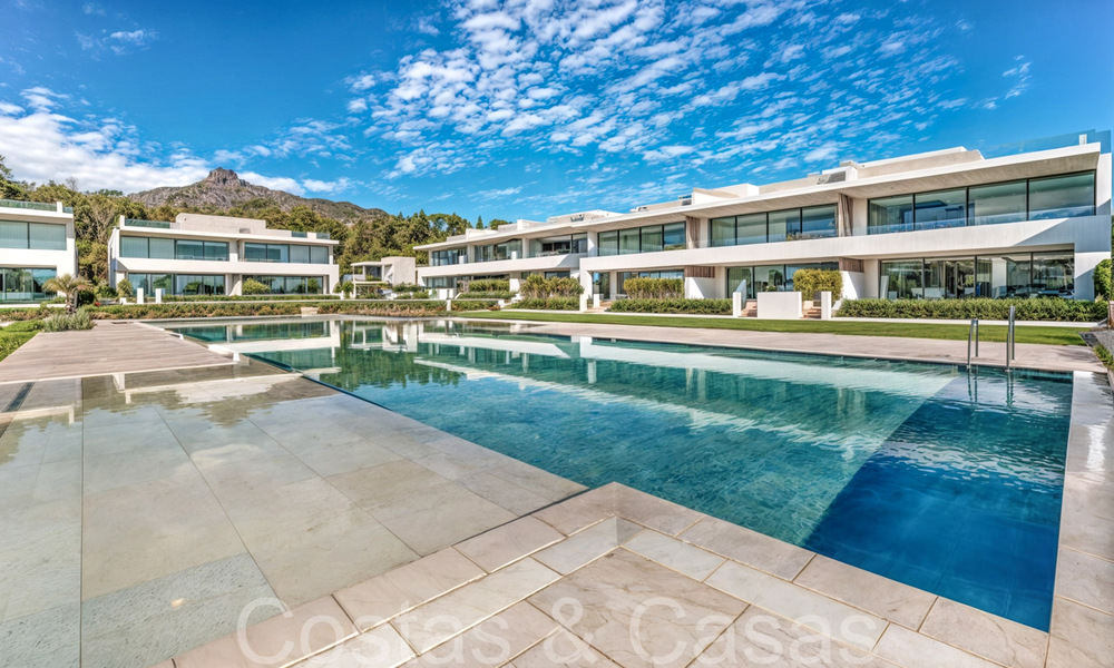 Casa de diseño de última generación en venta en un complejo innovador en la Milla de Oro de Marbella, a un paso de la playa 68999