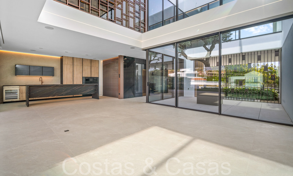 Casa de diseño de última generación en venta en un complejo innovador en la Milla de Oro de Marbella, a un paso de la playa 69003