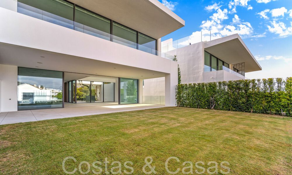 Casa de diseño de última generación en venta en un complejo innovador en la Milla de Oro de Marbella, a un paso de la playa 69006