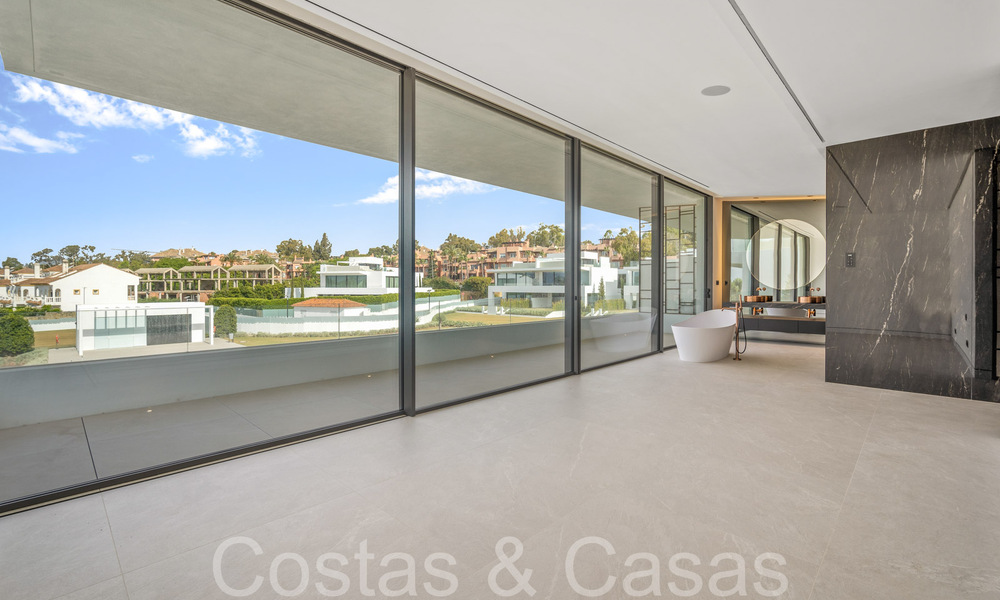 Casa de diseño de última generación en venta en un complejo innovador en la Milla de Oro de Marbella, a un paso de la playa 69012