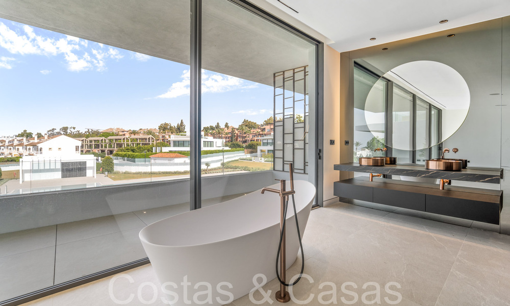 Casa de diseño de última generación en venta en un complejo innovador en la Milla de Oro de Marbella, a un paso de la playa 69013