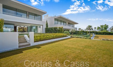 Casa de diseño de última generación en venta en un complejo innovador en la Milla de Oro de Marbella, a un paso de la playa 69035