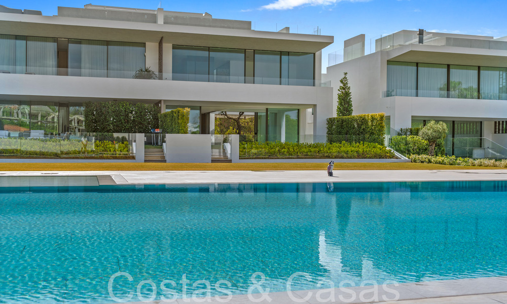 Casa de diseño de última generación en venta en un complejo innovador en la Milla de Oro de Marbella, a un paso de la playa 69037