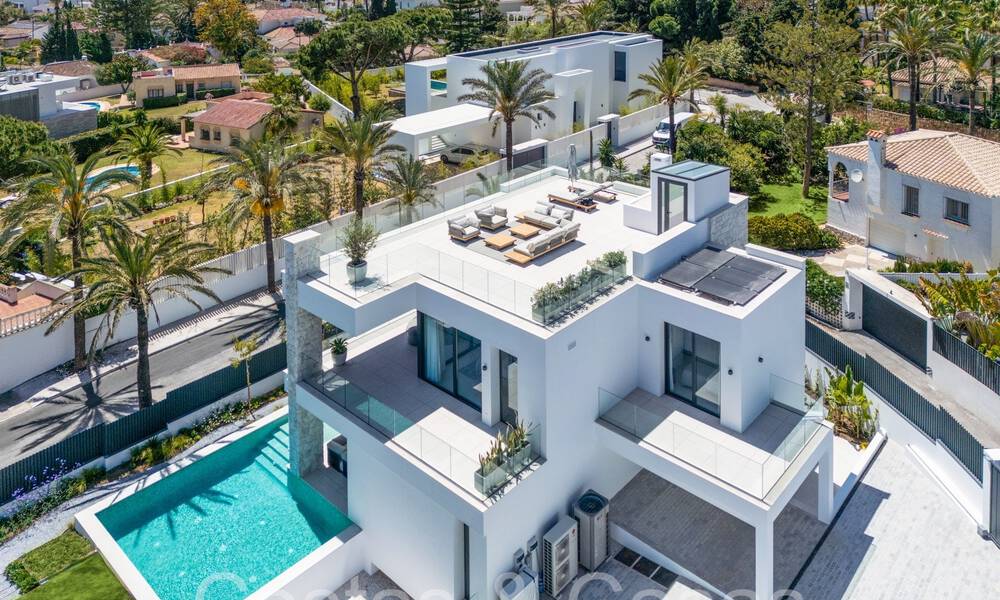 Villa contemporánea de lujo en venta a un paso de la playa en el este de Marbella 69045