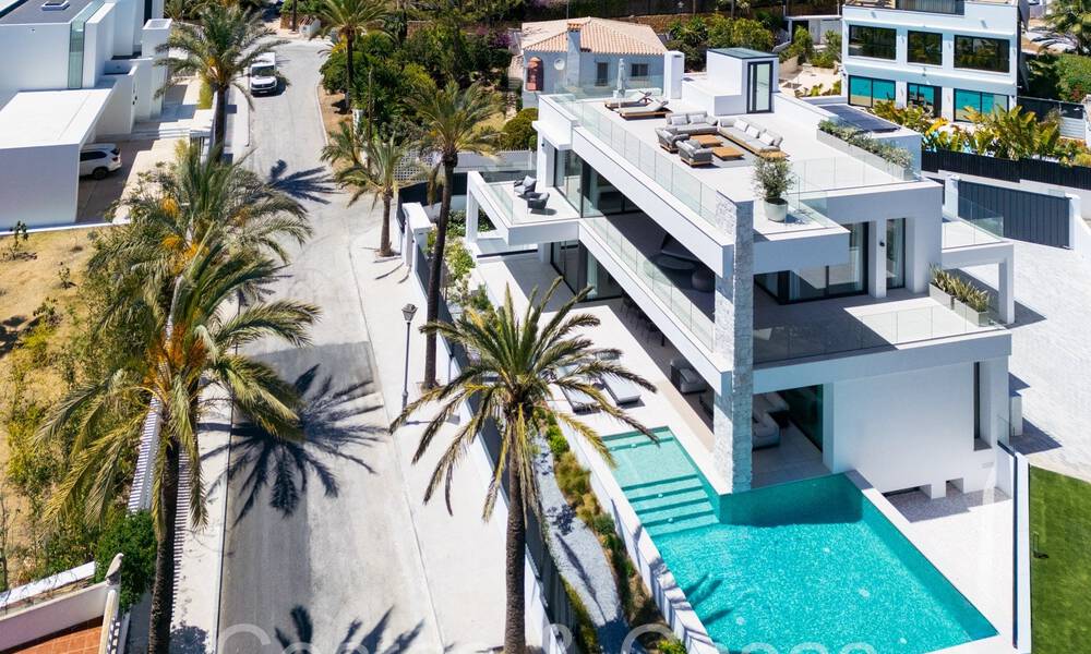 Villa contemporánea de lujo en venta a un paso de la playa en el este de Marbella 69046