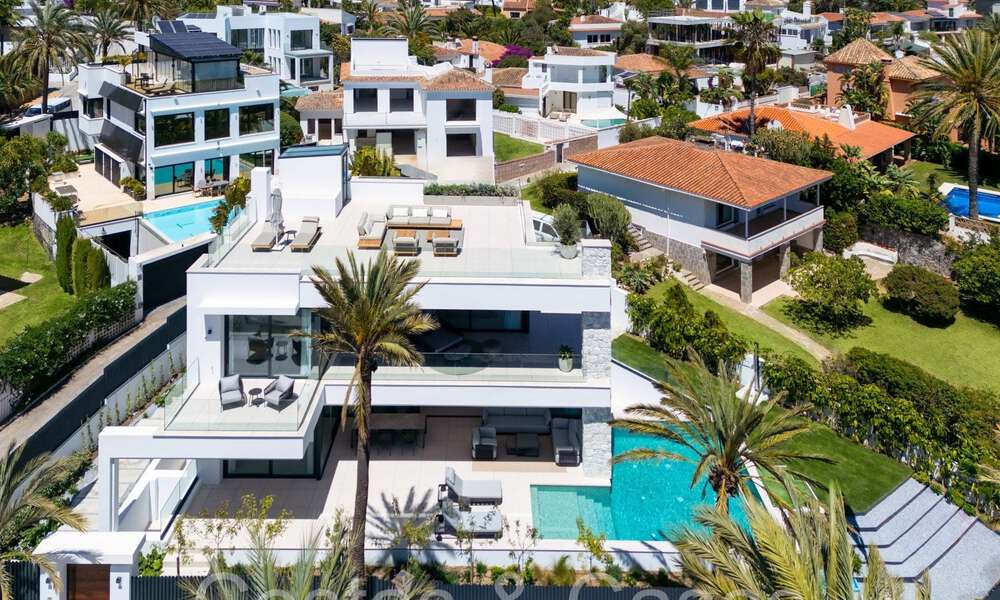 Villa contemporánea de lujo en venta a un paso de la playa en el este de Marbella 69047