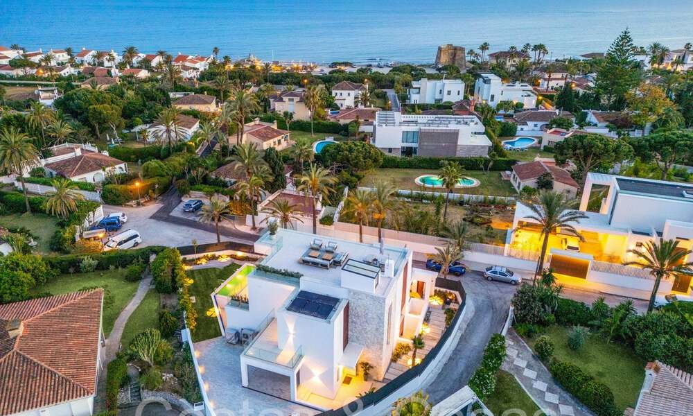 Villa contemporánea de lujo en venta a un paso de la playa en el este de Marbella 69067