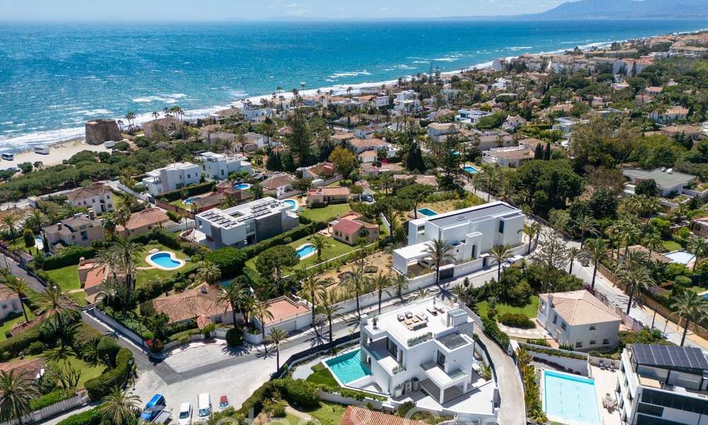 Villa contemporánea de lujo en venta a un paso de la playa en el este de Marbella 69068