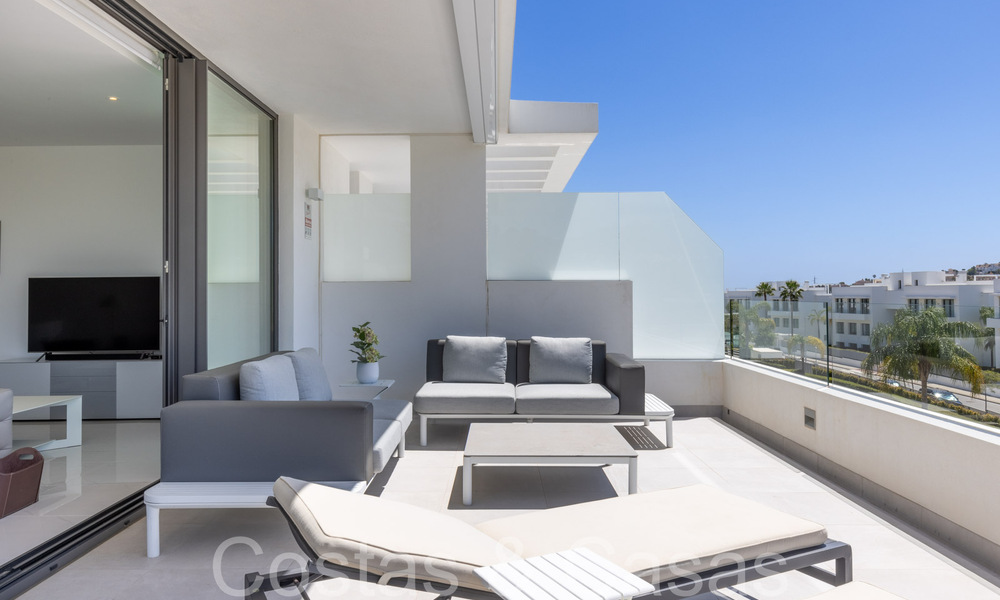 Apartamento de diseño moderno, listo para entrar a vivir, en venta cerca del campo de golf en el triángulo dorado de Marbella - Benahavis - Estepona 68769
