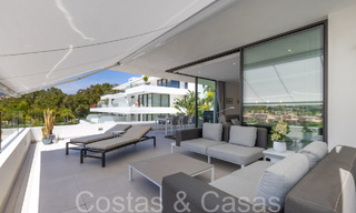 Apartamento de diseño moderno, listo para entrar a vivir, en venta cerca del campo de golf en el triángulo dorado de Marbella - Benahavis - Estepona 68773 