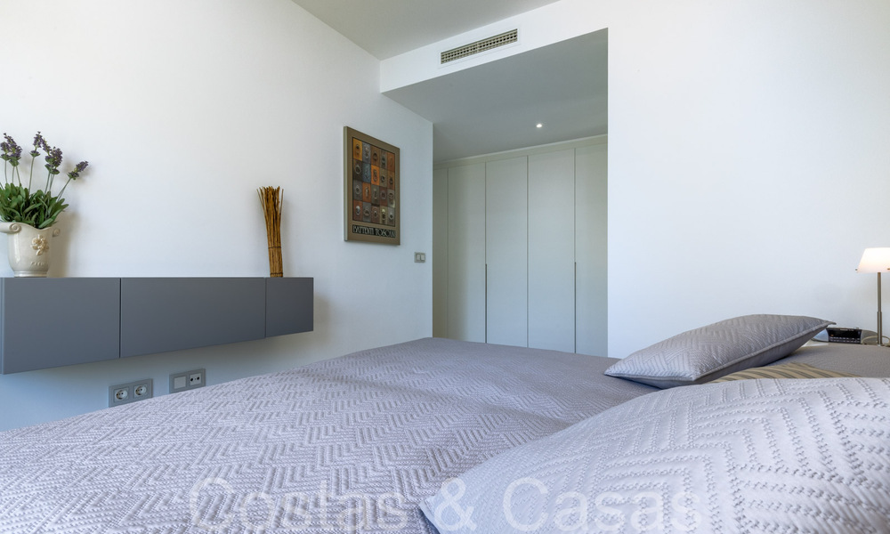 Apartamento de diseño moderno, listo para entrar a vivir, en venta cerca del campo de golf en el triángulo dorado de Marbella - Benahavis - Estepona 68783