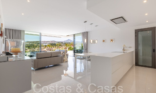 Apartamento de diseño moderno, listo para entrar a vivir, en venta cerca del campo de golf en el triángulo dorado de Marbella - Benahavis - Estepona 68803 