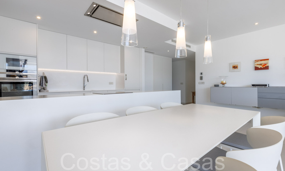 Apartamento de diseño moderno, listo para entrar a vivir, en venta cerca del campo de golf en el triángulo dorado de Marbella - Benahavis - Estepona 68807