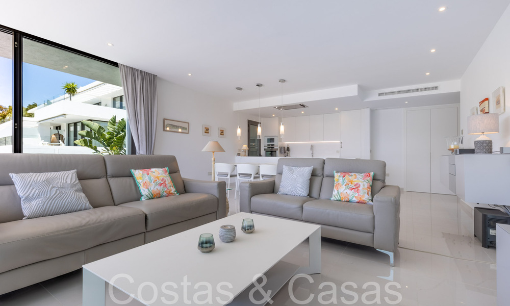 Apartamento de diseño moderno, listo para entrar a vivir, en venta cerca del campo de golf en el triángulo dorado de Marbella - Benahavis - Estepona 68810