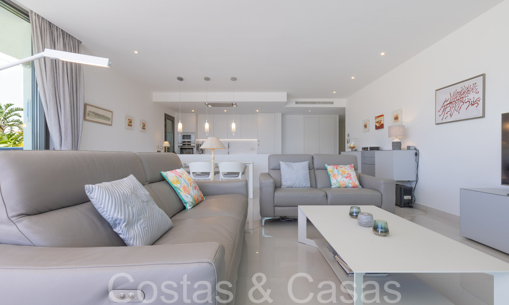 Apartamento de diseño moderno, listo para entrar a vivir, en venta cerca del campo de golf en el triángulo dorado de Marbella - Benahavis - Estepona 68811