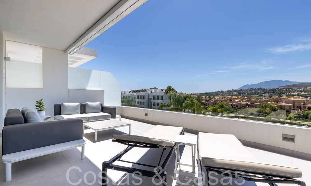 Apartamento de diseño moderno, listo para entrar a vivir, en venta cerca del campo de golf en el triángulo dorado de Marbella - Benahavis - Estepona 68812
