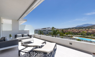 Apartamento de diseño moderno, listo para entrar a vivir, en venta cerca del campo de golf en el triángulo dorado de Marbella - Benahavis - Estepona 68813 