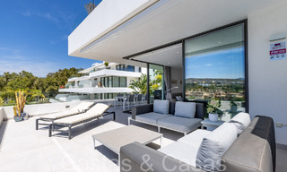 Apartamento de diseño moderno, listo para entrar a vivir, en venta cerca del campo de golf en el triángulo dorado de Marbella - Benahavis - Estepona 68815 