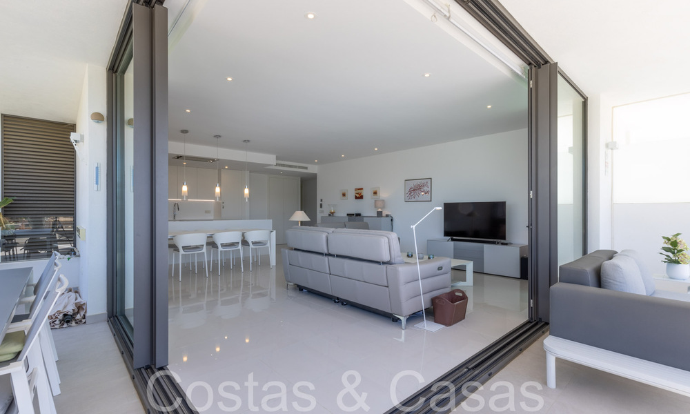 Apartamento de diseño moderno, listo para entrar a vivir, en venta cerca del campo de golf en el triángulo dorado de Marbella - Benahavis - Estepona 68818
