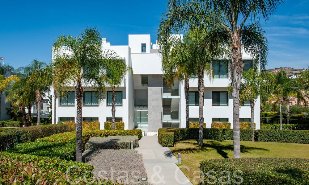 Apartamento de diseño moderno, listo para entrar a vivir, en venta cerca del campo de golf en el triángulo dorado de Marbella - Benahavis - Estepona 68822