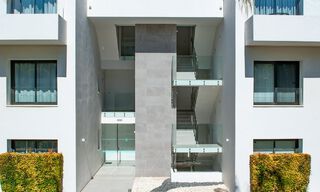 Apartamento de diseño moderno, listo para entrar a vivir, en venta cerca del campo de golf en el triángulo dorado de Marbella - Benahavis - Estepona 68825 