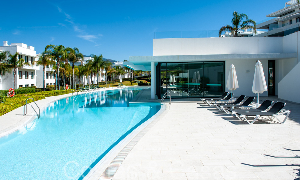 Apartamento de diseño moderno, listo para entrar a vivir, en venta cerca del campo de golf en el triángulo dorado de Marbella - Benahavis - Estepona 68836